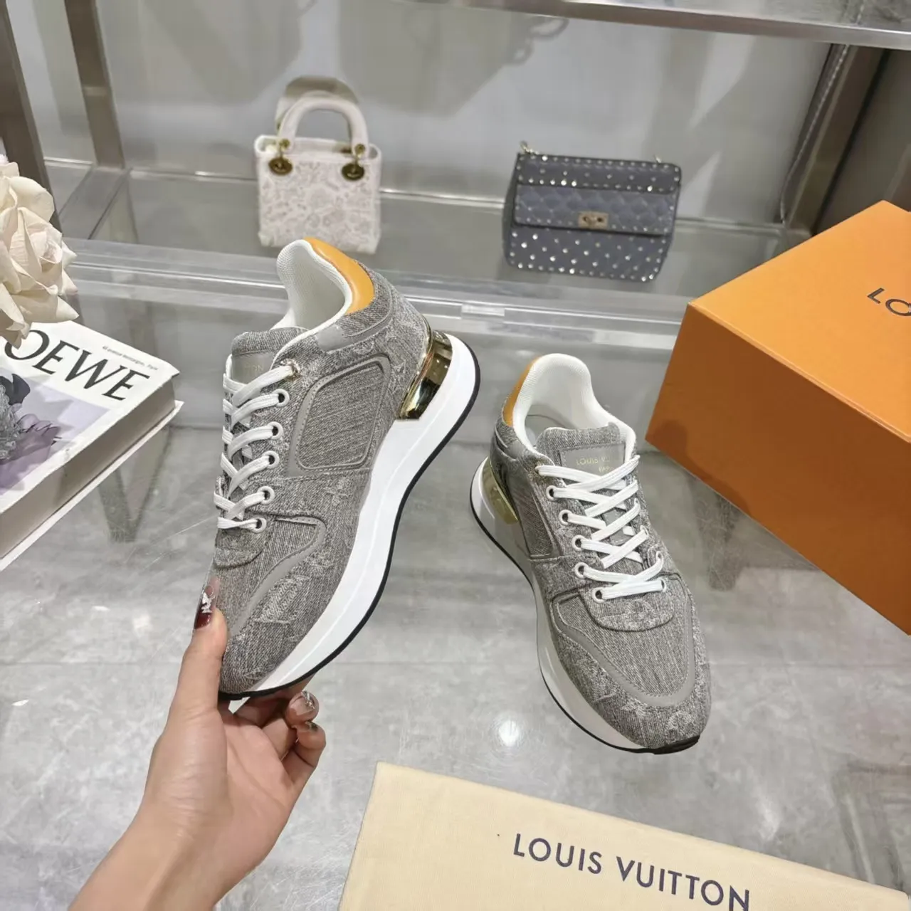 [L Family] P: 760💰Size 35-42 for women, 39-46 for men, (41.42 for women, 45.46 for men, customized) .LV Donkey Brand 🔥🔥LOUIS VUITTON Louis Vuitton's official website synchronizes the 2025 autumn and winter couple's models, which are now on the market, this Neo Run Away sneakers are inspired by running shoes, integrating LV's iconic must-have shoes into the trend. This version is a 1:1 replica of the original version. It is made of two-tone calfskin to highlight its simple lines and unique wedge outsole. Key details include the LV initials on the side and an engraved gold heel stabilizer on the back plus a 2cm hidden insole.